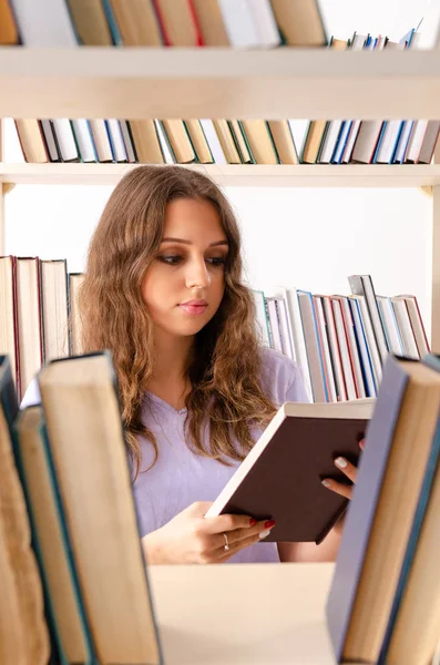 Młoda studentka przygotowująca się do egzaminów w bibliotece — Zdjęcie stockowe