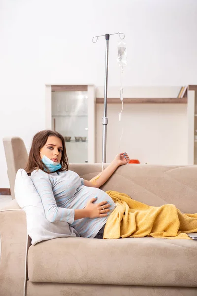 Malata donna incinta che soffre a casa — Foto Stock