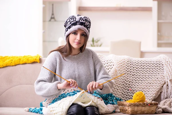 Mladá krásná žena pletení doma — Stock fotografie