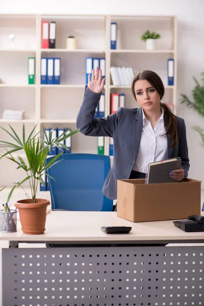 Conceptul de concediere și concediere cu o femeie angajată — Fotografie, imagine de stoc