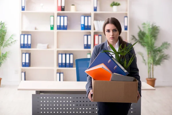 Concept de licenciement et de licenciement avec femme salariée — Photo