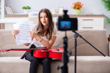 Gitar çalan güzel bir blog yazarı 