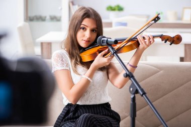 Keman çalan güzel bir blog yazarı