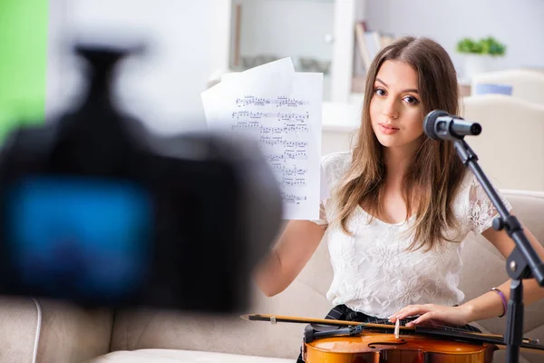 Kvinna vacker bloggare spelar fiol — Stockfoto