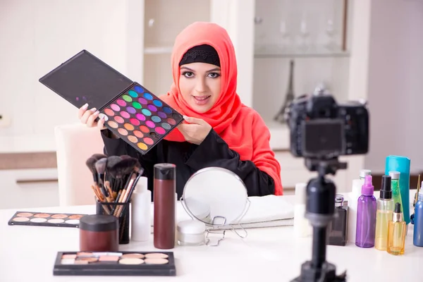 Skönhetsbloggare i hijab inspelning video för hennes blogg — Stockfoto