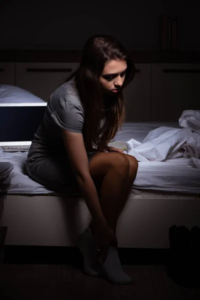 Müde Geschäftsfrau macht nachts Überstunden zu Hause — Stockfoto