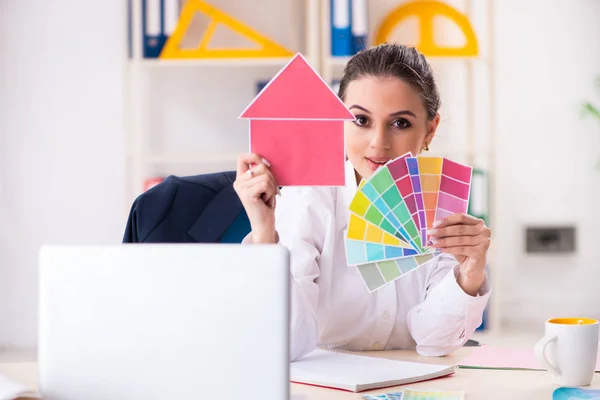 Mujer hermosa diseñadora trabajando en la oficina — Foto de Stock