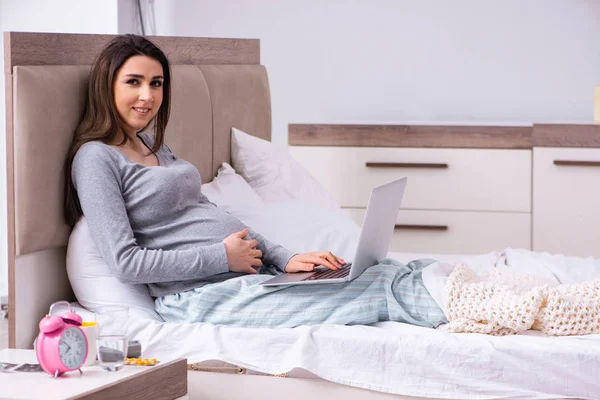 Jovem mulher grávida no quarto — Fotografia de Stock