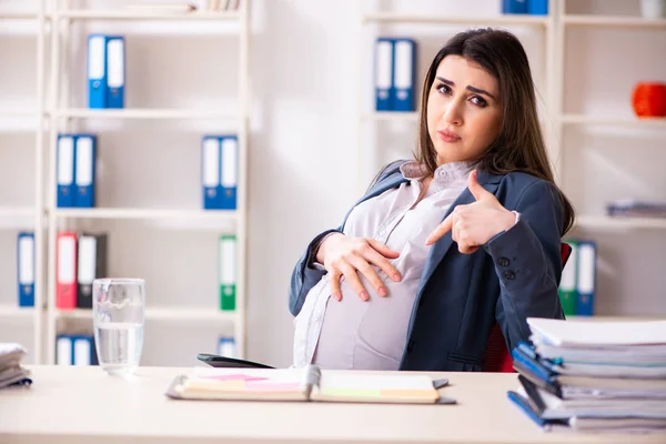 Ung gravid kvinna som arbetar på kontoret — Stockfoto