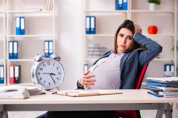 Jonge zwangere vrouw werkt in het kantoor — Stockfoto