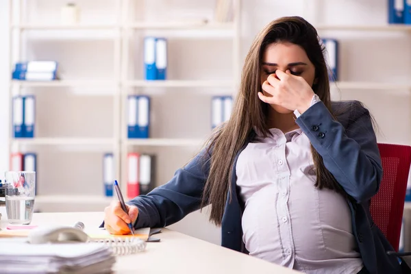 사무실에서 일하는 임신 한 젊은 여자 — 스톡 사진
