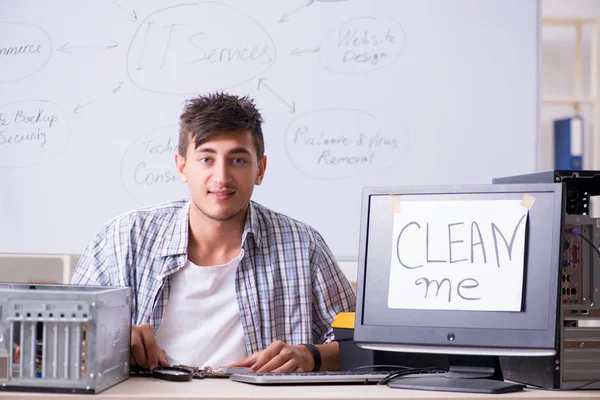 Joven especialista delante de la pizarra — Foto de Stock