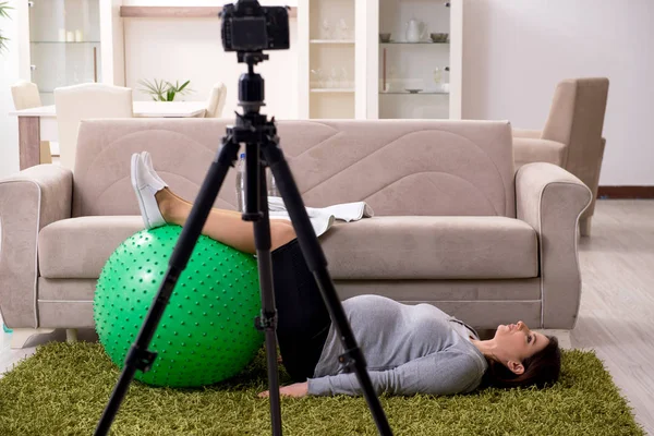 Těhotná žena blogger dělá fyzická cvičení — Stock fotografie