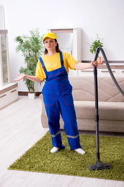 Old female contractor doing housework — Stock Photo, Image