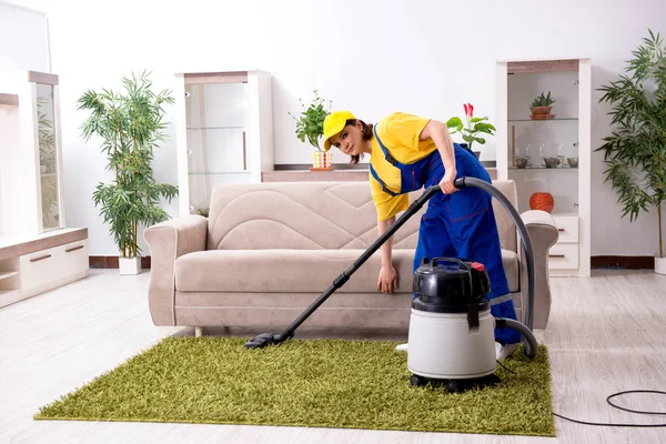 Viejo contratista haciendo tareas domésticas — Foto de Stock