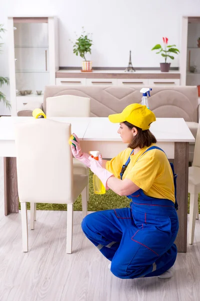 Old female contractor doing housework — Stock Photo, Image