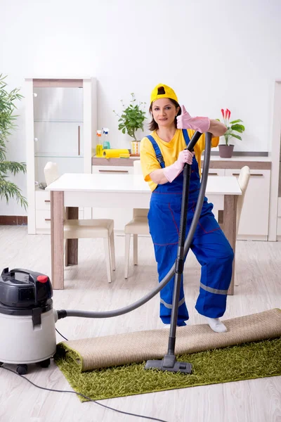 Old female contractor doing housework — Stock Photo, Image