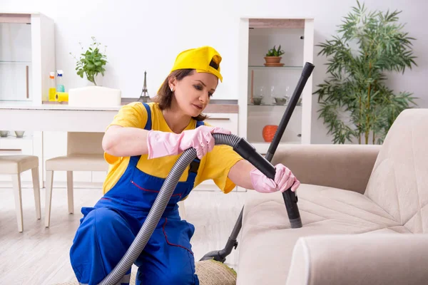 Vecchio appaltatore donna che fa lavori domestici — Foto Stock