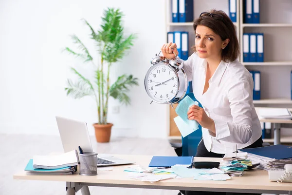 Kvinnlig anställd i konceptet för budgetplanering — Stockfoto