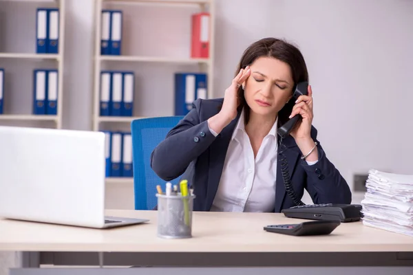 Pracownica w średnim wieku cierpiąca w biurze — Zdjęcie stockowe