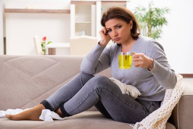 Hasta orta yaşlı kadın evde acı çekiyor. 