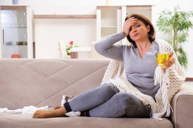 Hasta orta yaşlı kadın evde acı çekiyor. 