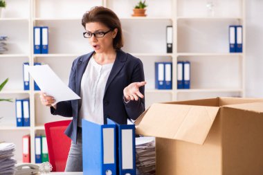 Orta yaşlı kadın çalışanın işinden kovulması 