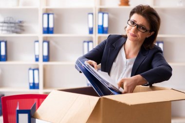 Orta yaşlı kadın çalışanın işinden kovulması 