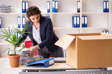 Orta yaşlı kadın çalışanın işinden kovulması 