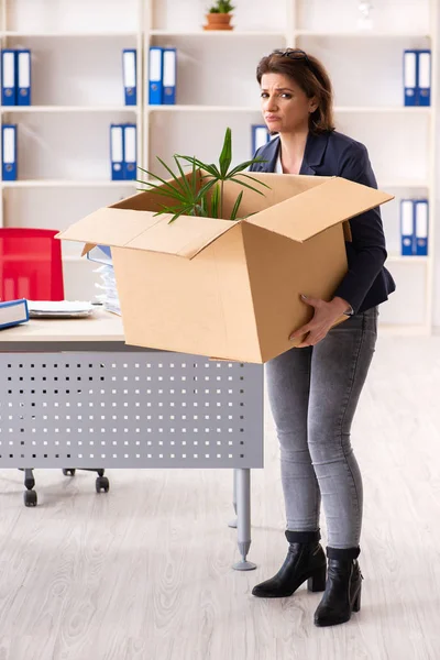 Mitarbeiterin mittleren Alters wird entlassen — Stockfoto