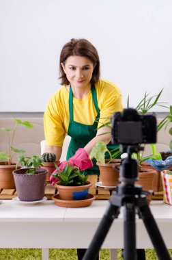 Kadın blogger büyüyen houseplants açıklayan 