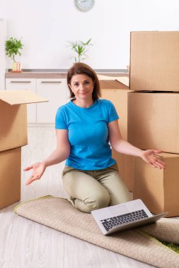 Yeni daire için hareketli orta yaşlı bir kadın 