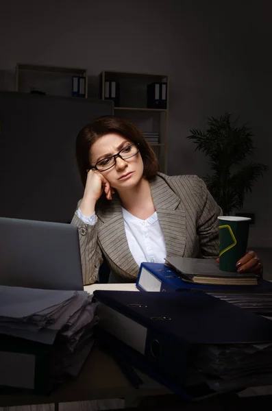 Dipendente femminile che soffre di lavoro eccessivo — Foto Stock