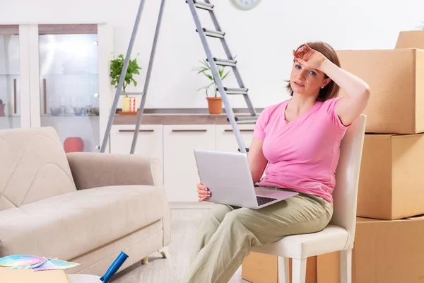 Femme d'âge moyen avec ordinateur portable dans le concept d'amélioration de la maison — Photo