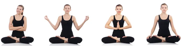 Młoda kobieta siedzi ze skrzyżowanymi nogami i robienie yoga — Zdjęcie stockowe