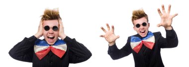 Komik adam beyaz izole güneş gözlüğü takıyor