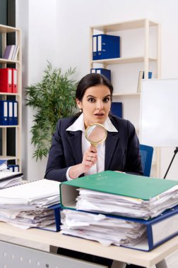 Ofiste çok fazla çalışma ile kadın işçiye 