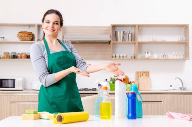 Ev işi yapan genç bir kadın müteahhit. 