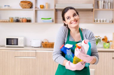 Ev işi yapan genç bir kadın müteahhit. 