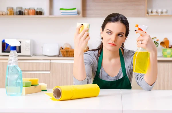 Ung kvinnlig entreprenör som utför hushållsarbete — Stockfoto