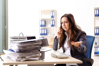 Genç kadın işçiye aşırı çalışma ile mutsuz 