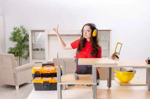 Contratista femenina reparando muebles en casa —  Fotos de Stock