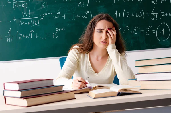 Jeune enseignante de mathématiques devant un tableau — Photo