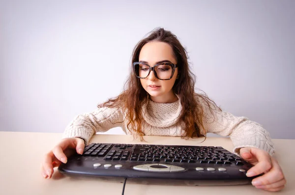 面白いオタクの女の子のコンピュータ上で作業 — ストック写真