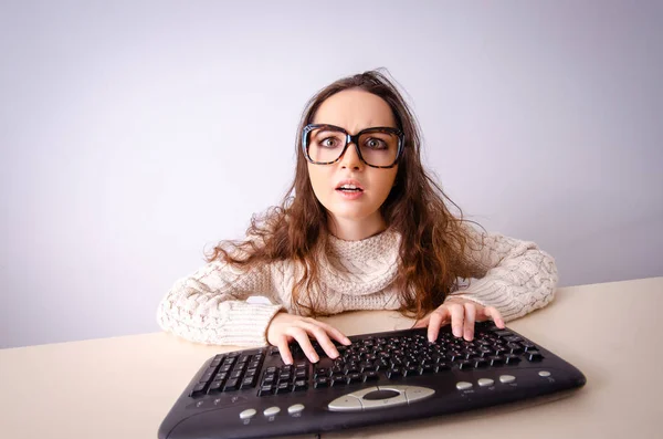 Lustiges Nerd-Mädchen arbeitet am Computer — Stockfoto