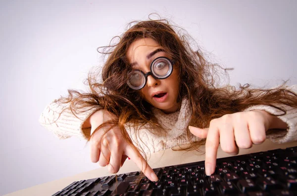 Lustiges Nerd-Mädchen arbeitet am Computer — Stockfoto