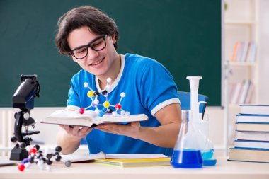 Sınıftaki genç erkek öğrenci. 