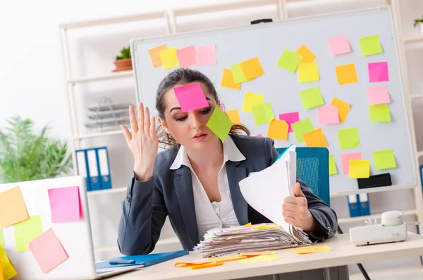 Junge Arbeitnehmerin in widersprüchlichem Prioritätenkonzept — Stockfoto