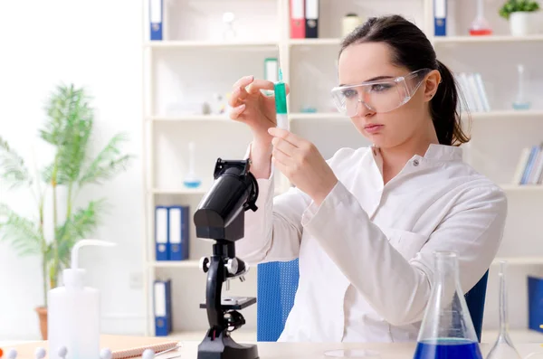 Química joven trabajando en el laboratorio — Foto de Stock