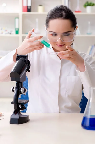 Jovem química do sexo feminino trabalhando no laboratório — Fotografia de Stock